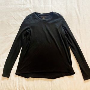 Basic black long sleeve top. Super soft and in good condition!